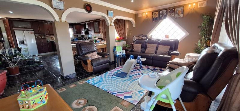 5 Bedroom Property for Sale in Umzinto KwaZulu-Natal
