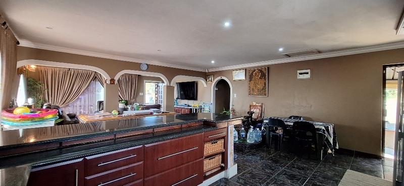 5 Bedroom Property for Sale in Umzinto KwaZulu-Natal