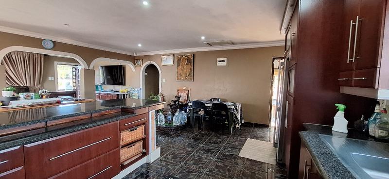 5 Bedroom Property for Sale in Umzinto KwaZulu-Natal