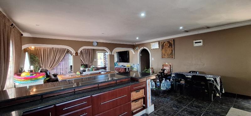 5 Bedroom Property for Sale in Umzinto KwaZulu-Natal