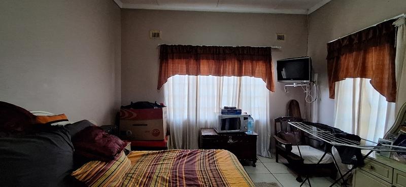 5 Bedroom Property for Sale in Umzinto KwaZulu-Natal