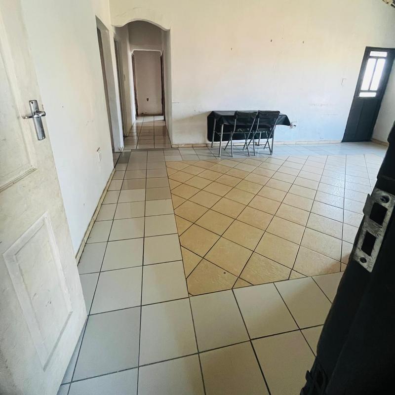 5 Bedroom Property for Sale in Umlazi KwaZulu-Natal