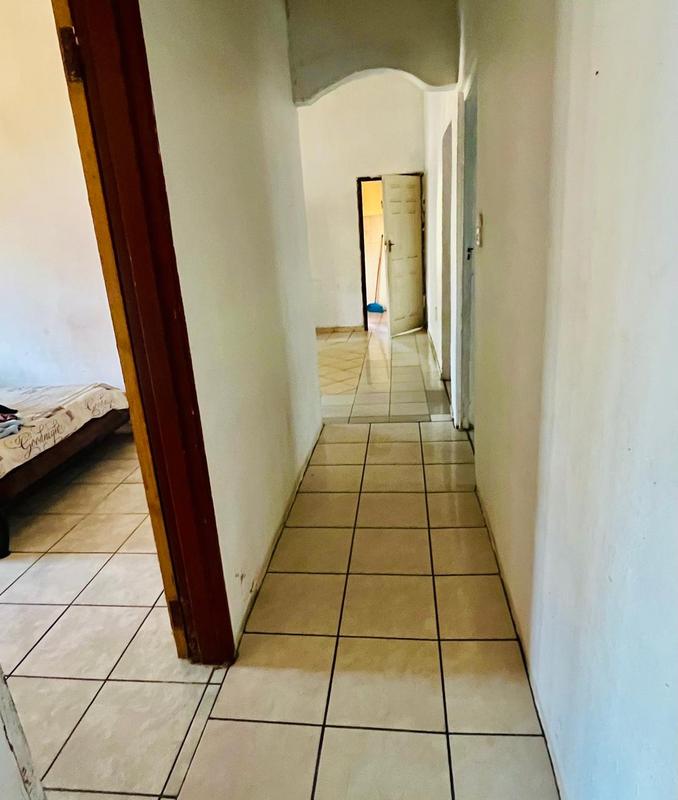 5 Bedroom Property for Sale in Umlazi KwaZulu-Natal