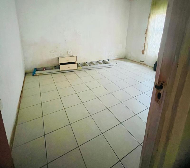 5 Bedroom Property for Sale in Umlazi KwaZulu-Natal