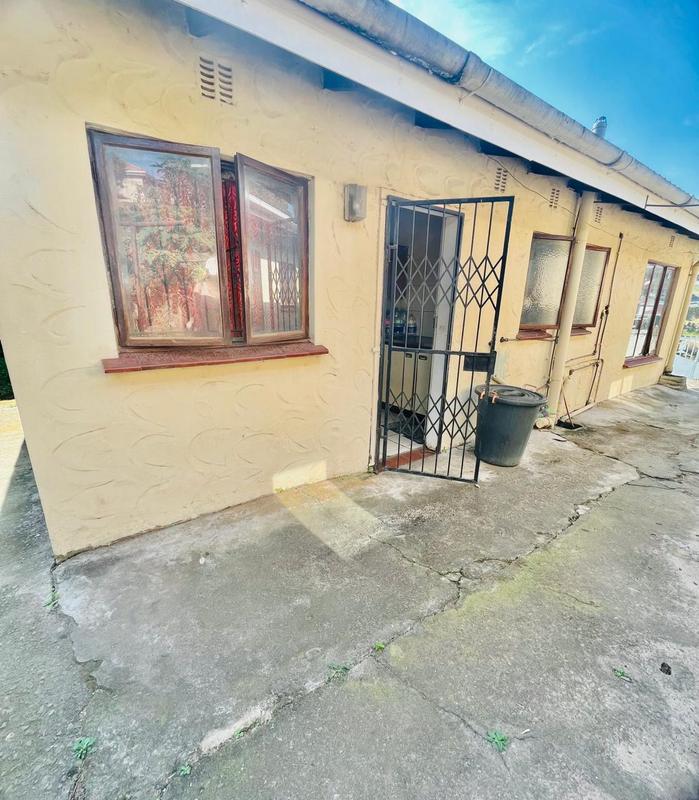 5 Bedroom Property for Sale in Umlazi KwaZulu-Natal