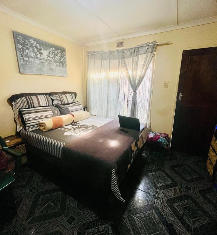5 Bedroom Property for Sale in Umlazi KwaZulu-Natal
