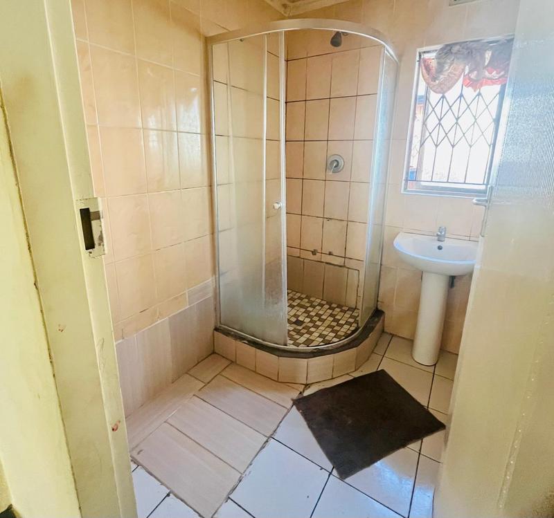 5 Bedroom Property for Sale in Umlazi KwaZulu-Natal