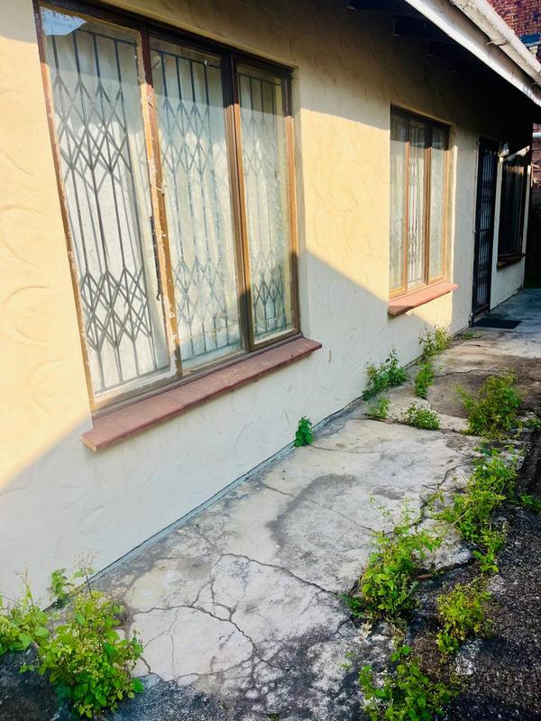 5 Bedroom Property for Sale in Umlazi KwaZulu-Natal