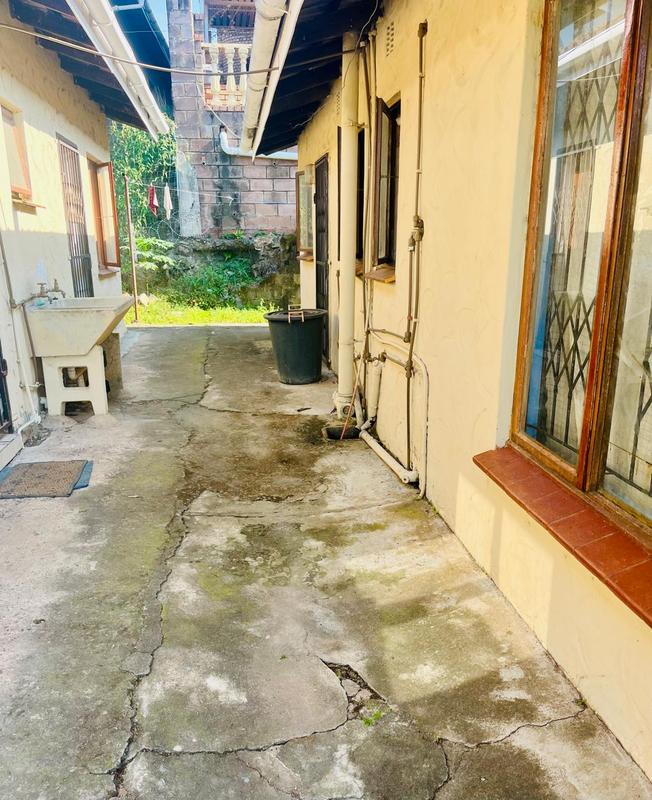 5 Bedroom Property for Sale in Umlazi KwaZulu-Natal