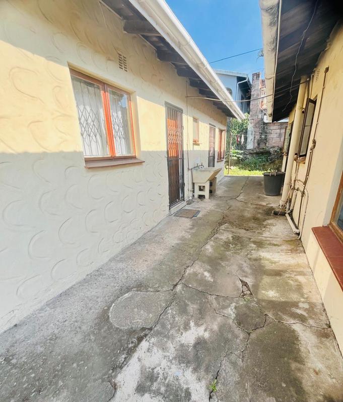 5 Bedroom Property for Sale in Umlazi KwaZulu-Natal
