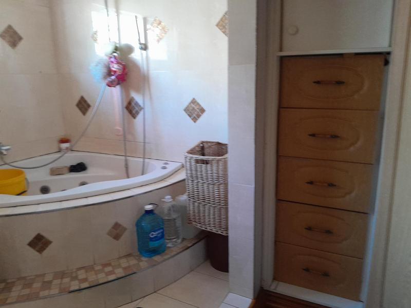 To Let 4 Bedroom Property for Rent in Sherwood KwaZulu-Natal