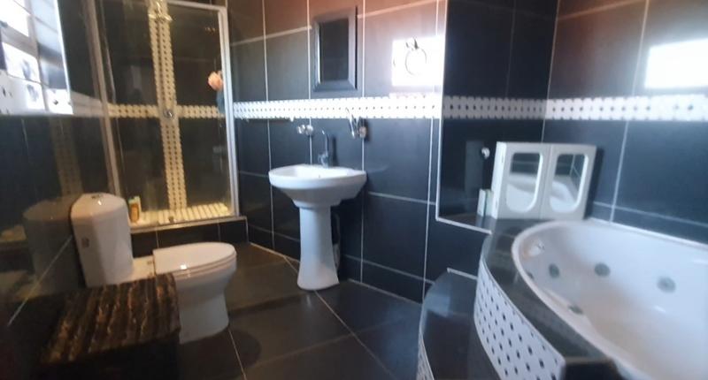 6 Bedroom Property for Sale in Umtentweni KwaZulu-Natal