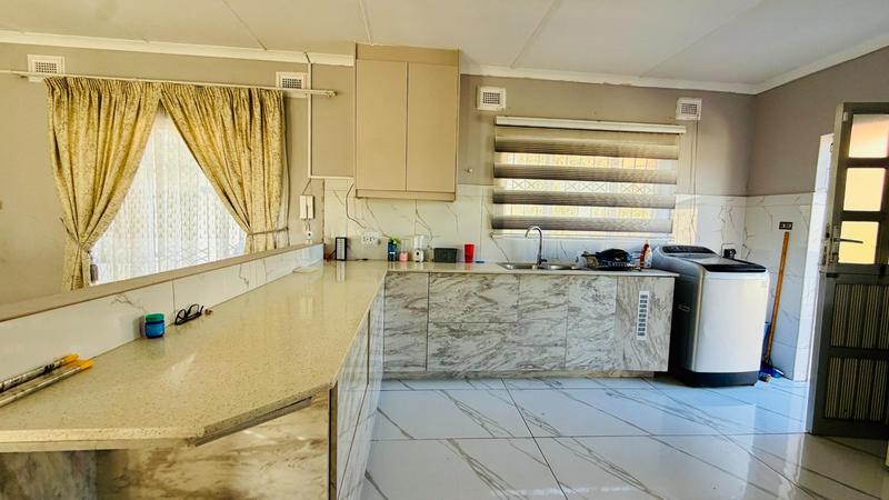 5 Bedroom Property for Sale in Mount Vernon KwaZulu-Natal