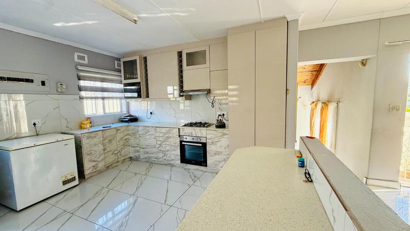 5 Bedroom Property for Sale in Mount Vernon KwaZulu-Natal