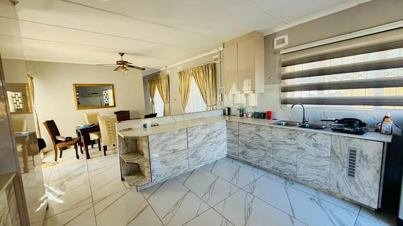 5 Bedroom Property for Sale in Mount Vernon KwaZulu-Natal