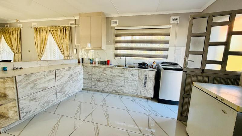 5 Bedroom Property for Sale in Mount Vernon KwaZulu-Natal