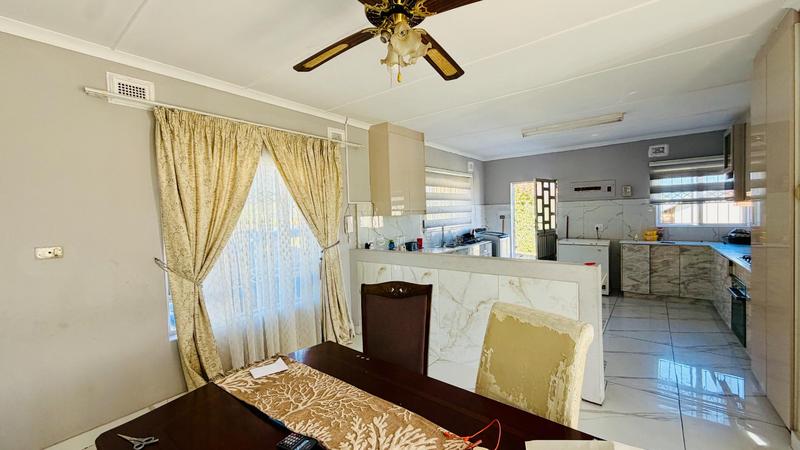 5 Bedroom Property for Sale in Mount Vernon KwaZulu-Natal