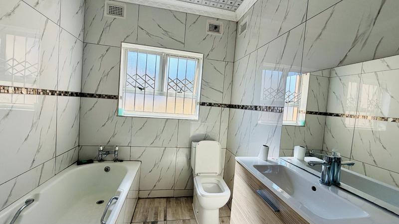 5 Bedroom Property for Sale in Mount Vernon KwaZulu-Natal