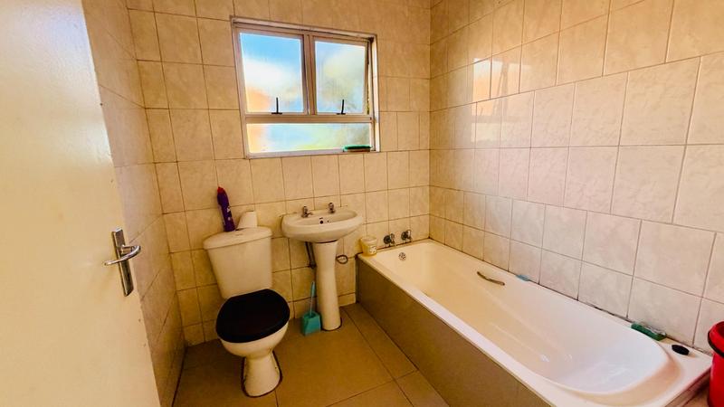 5 Bedroom Property for Sale in Mount Vernon KwaZulu-Natal