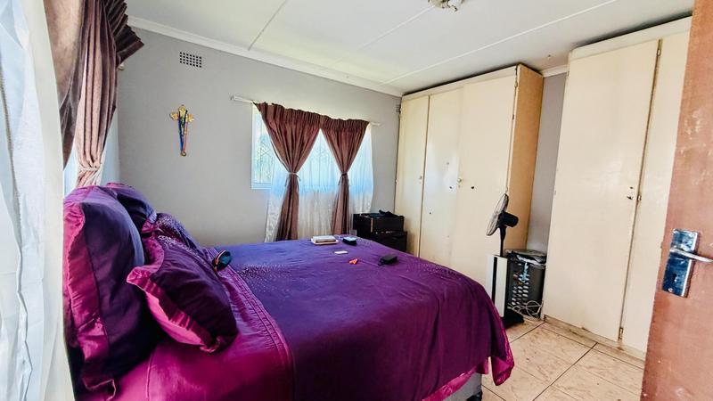 5 Bedroom Property for Sale in Mount Vernon KwaZulu-Natal