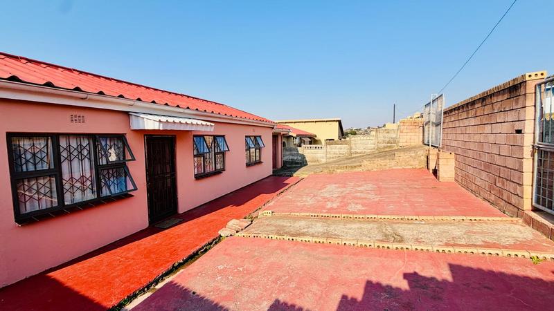 3 Bedroom Property for Sale in Umlazi KwaZulu-Natal