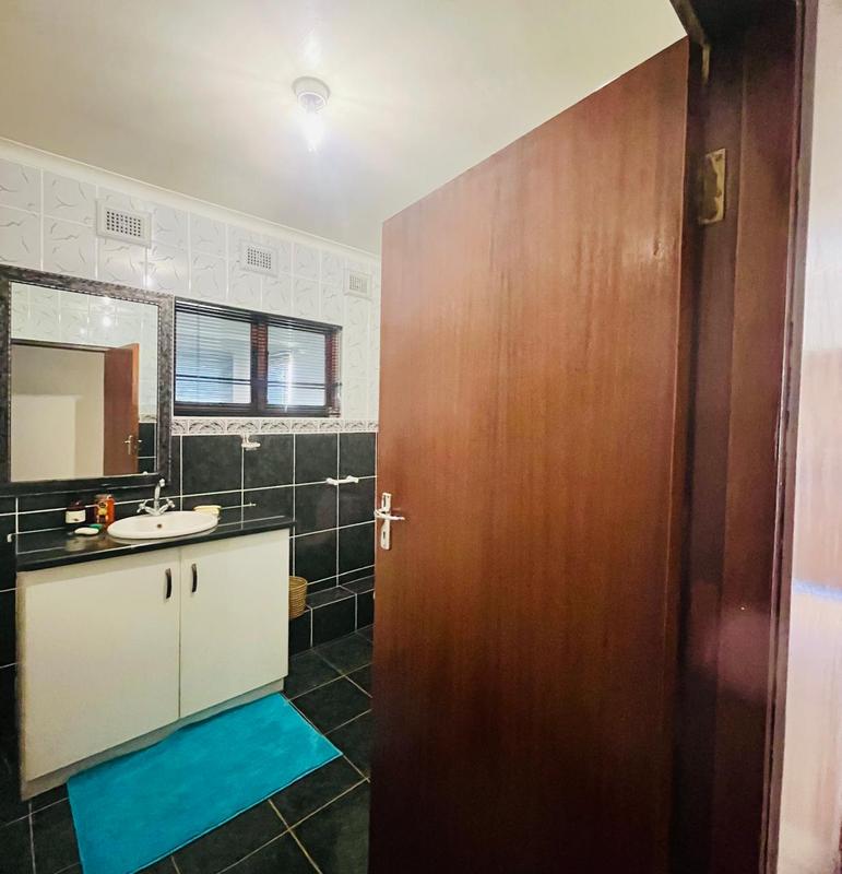 7 Bedroom Property for Sale in Duffs Road KwaZulu-Natal