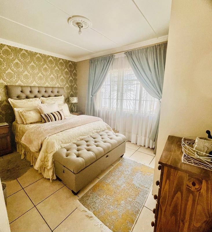 5 Bedroom Property for Sale in Umlazi KwaZulu-Natal
