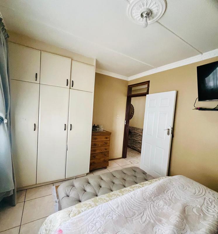 5 Bedroom Property for Sale in Umlazi KwaZulu-Natal