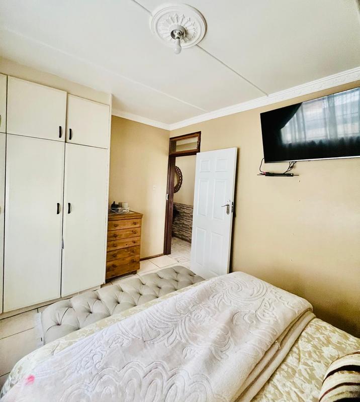 5 Bedroom Property for Sale in Umlazi KwaZulu-Natal