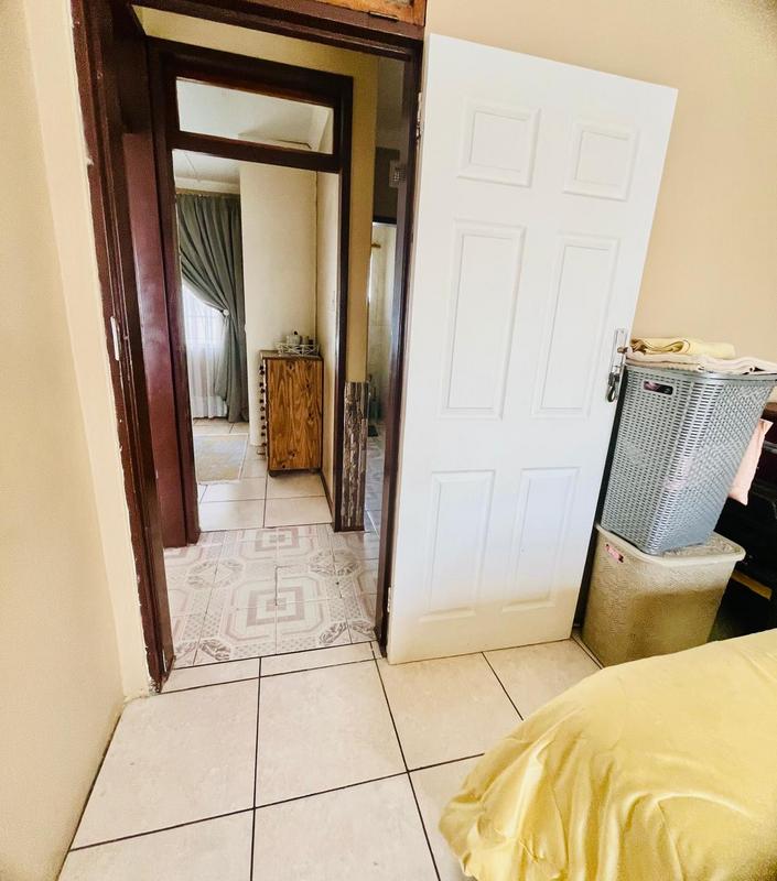 5 Bedroom Property for Sale in Umlazi KwaZulu-Natal