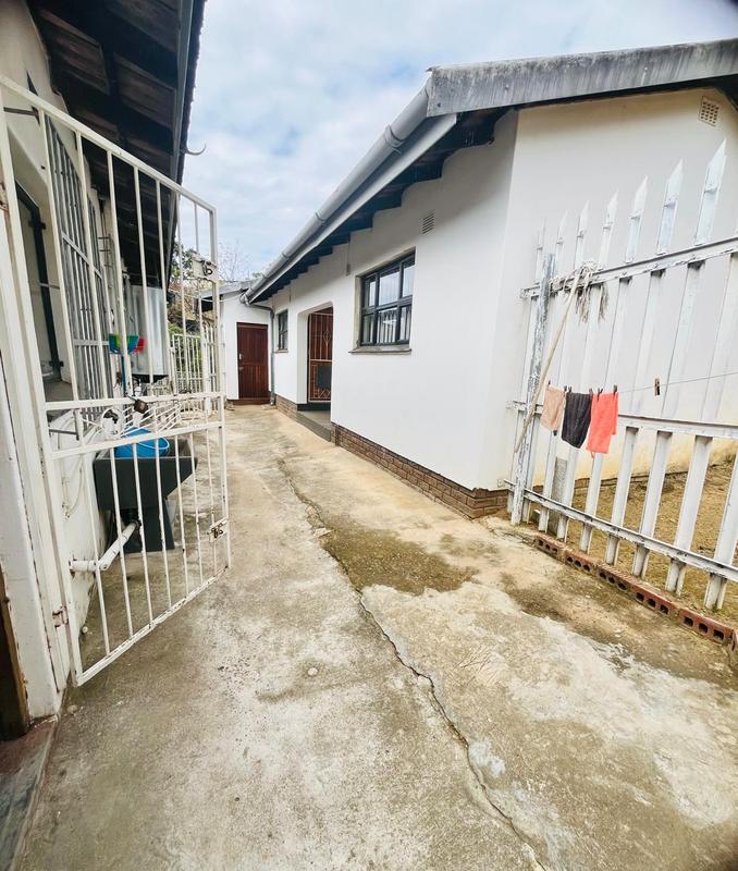 5 Bedroom Property for Sale in Umlazi KwaZulu-Natal