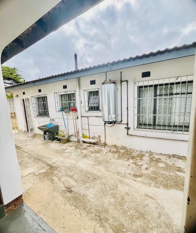 5 Bedroom Property for Sale in Umlazi KwaZulu-Natal