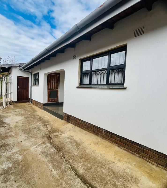 5 Bedroom Property for Sale in Umlazi KwaZulu-Natal