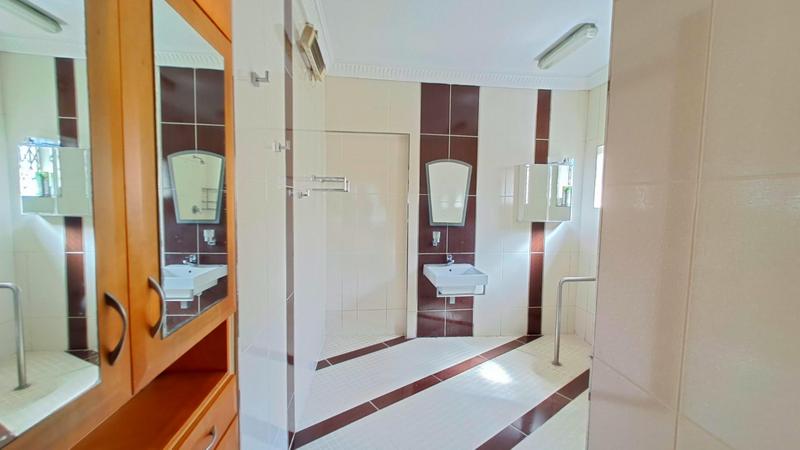 To Let 5 Bedroom Property for Rent in Bluff KwaZulu-Natal