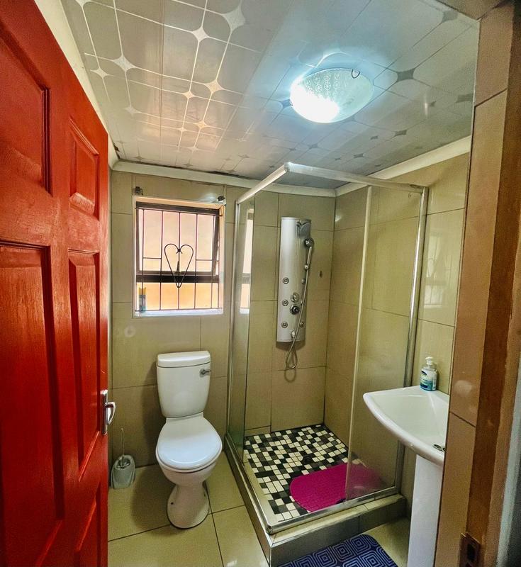 5 Bedroom Property for Sale in Umlazi KwaZulu-Natal