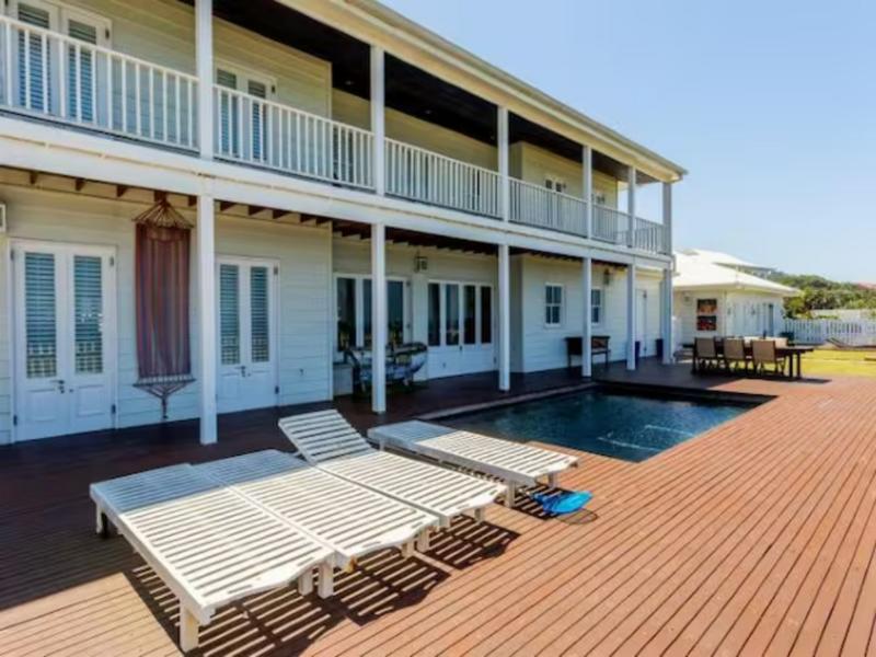To Let 7 Bedroom Property for Rent in Tinley Manor KwaZulu-Natal