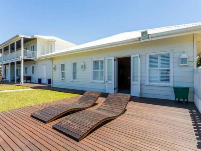 To Let 7 Bedroom Property for Rent in Tinley Manor KwaZulu-Natal