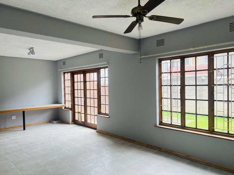 To Let 3 Bedroom Property for Rent in Manors KwaZulu-Natal