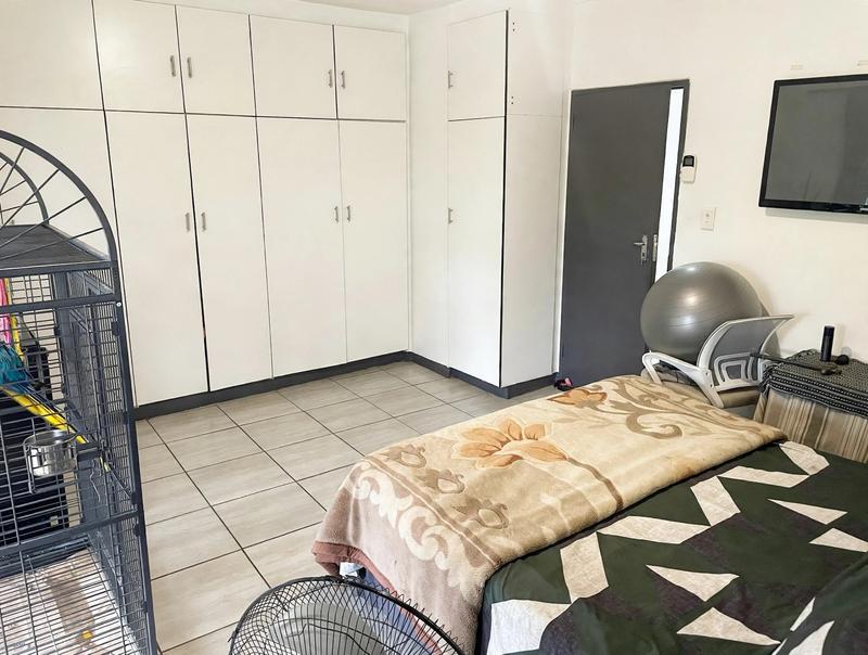To Let 4 Bedroom Property for Rent in Ocean View KwaZulu-Natal