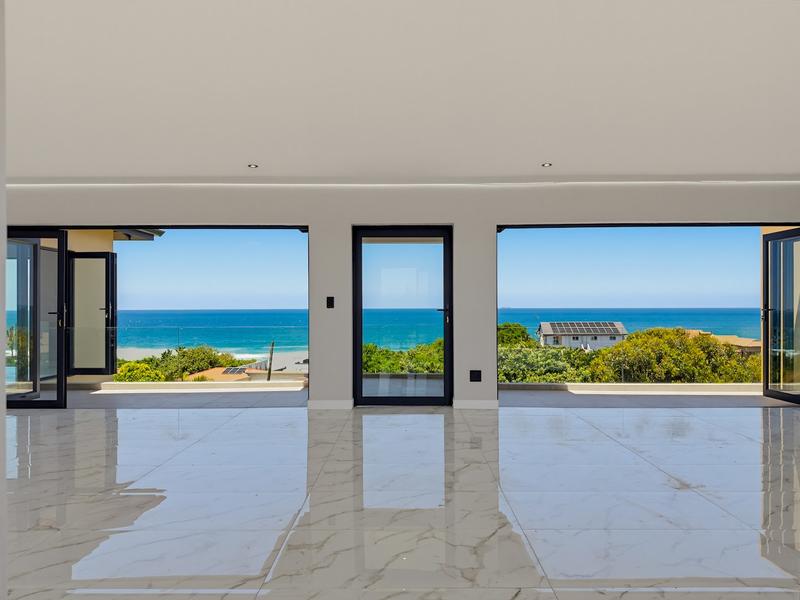 5 Bedroom Property for Sale in Tinley Manor KwaZulu-Natal