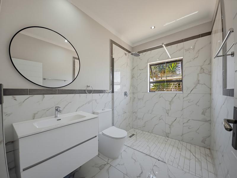 5 Bedroom Property for Sale in Tinley Manor KwaZulu-Natal