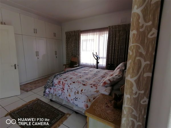 5 Bedroom Property for Sale in Kenville KwaZulu-Natal