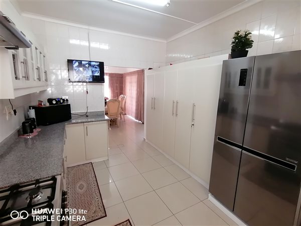 5 Bedroom Property for Sale in Kenville KwaZulu-Natal