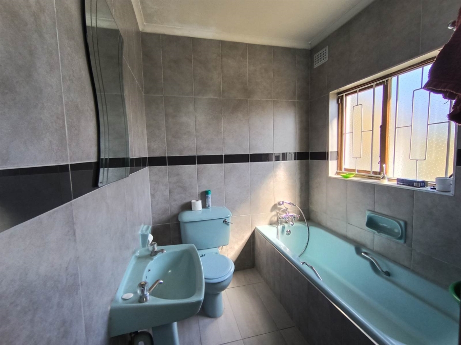 5 Bedroom Property for Sale in Kenville KwaZulu-Natal