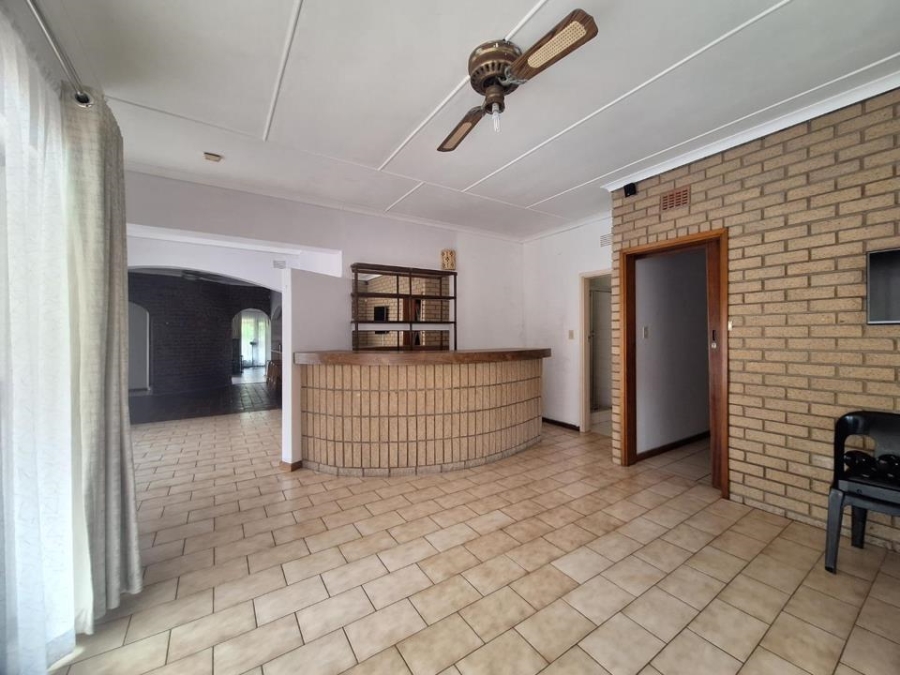 5 Bedroom Property for Sale in Uvongo KwaZulu-Natal