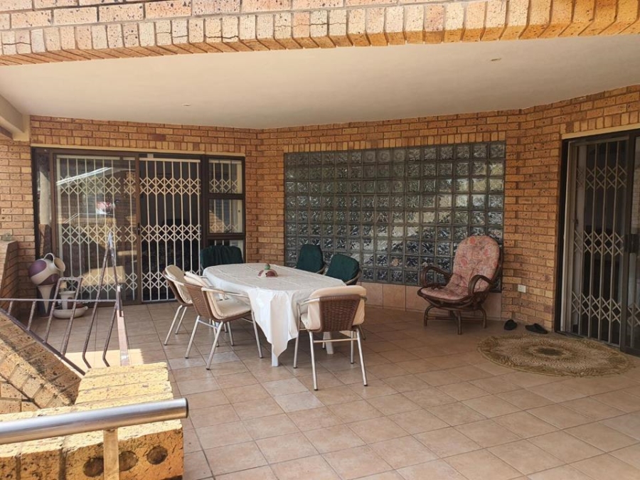 6 Bedroom Property for Sale in Uvongo KwaZulu-Natal