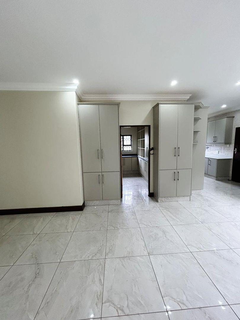 6 Bedroom Property for Sale in Hilton Gardens KwaZulu-Natal