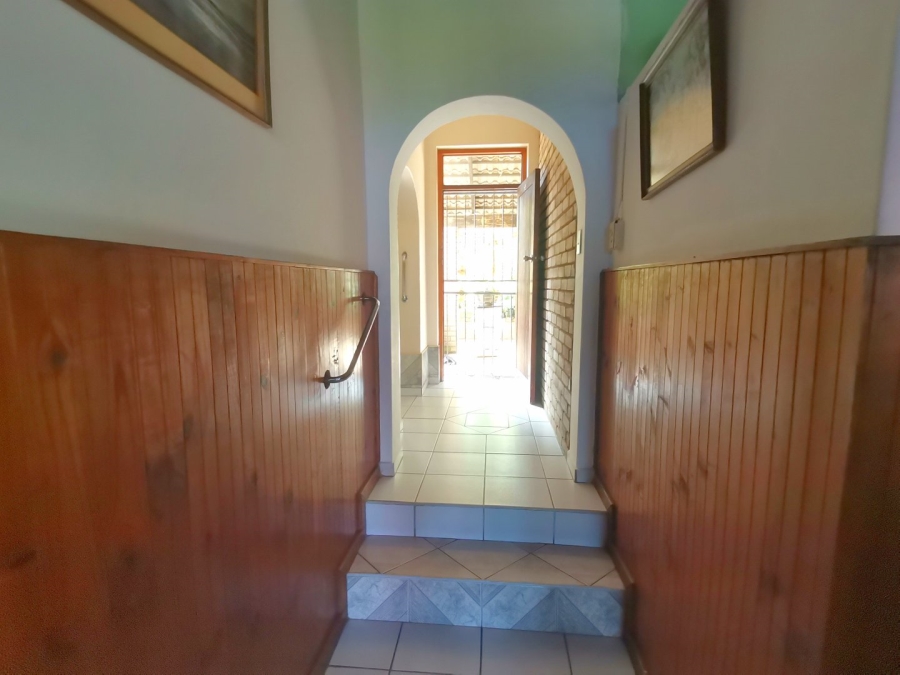 5 Bedroom Property for Sale in Beacon Rocks KwaZulu-Natal