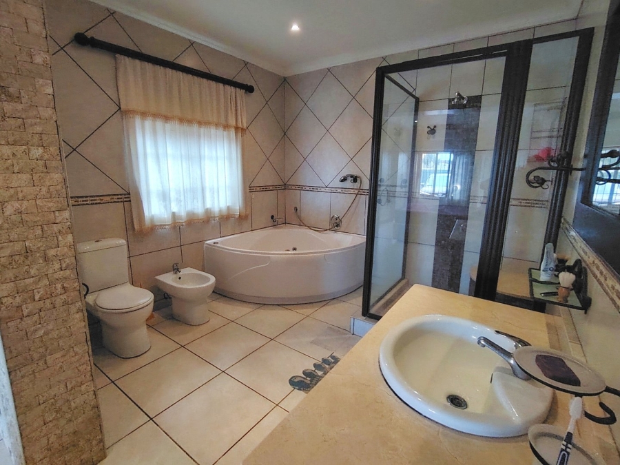 5 Bedroom Property for Sale in Shelly Beach KwaZulu-Natal