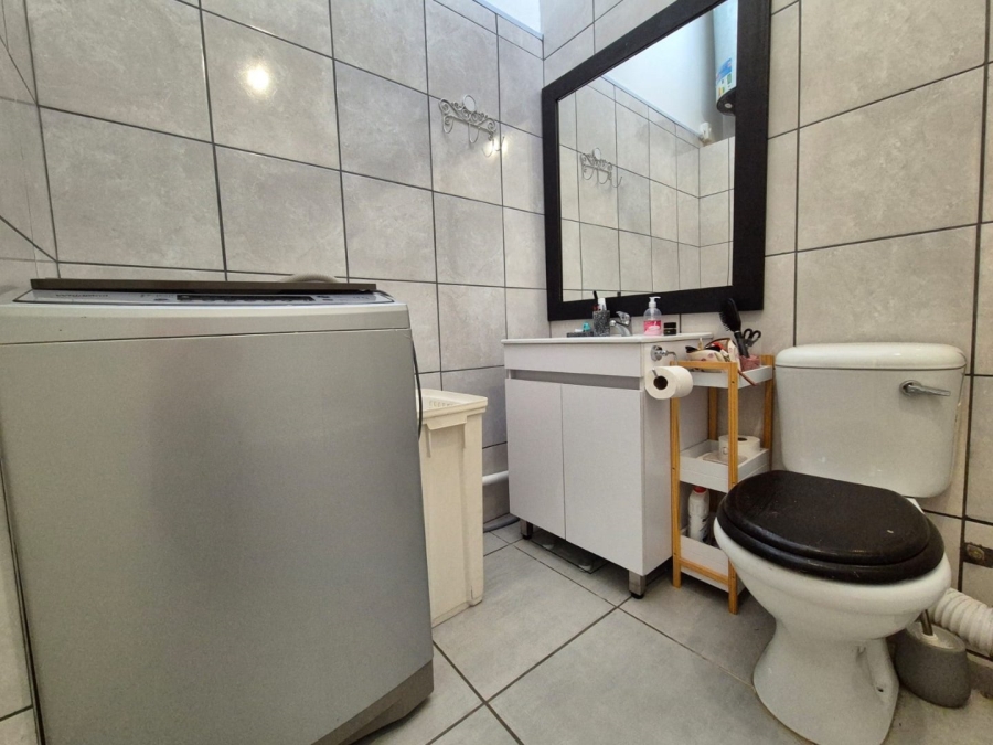 2 Bedroom Property for Sale in Huttenheights KwaZulu-Natal